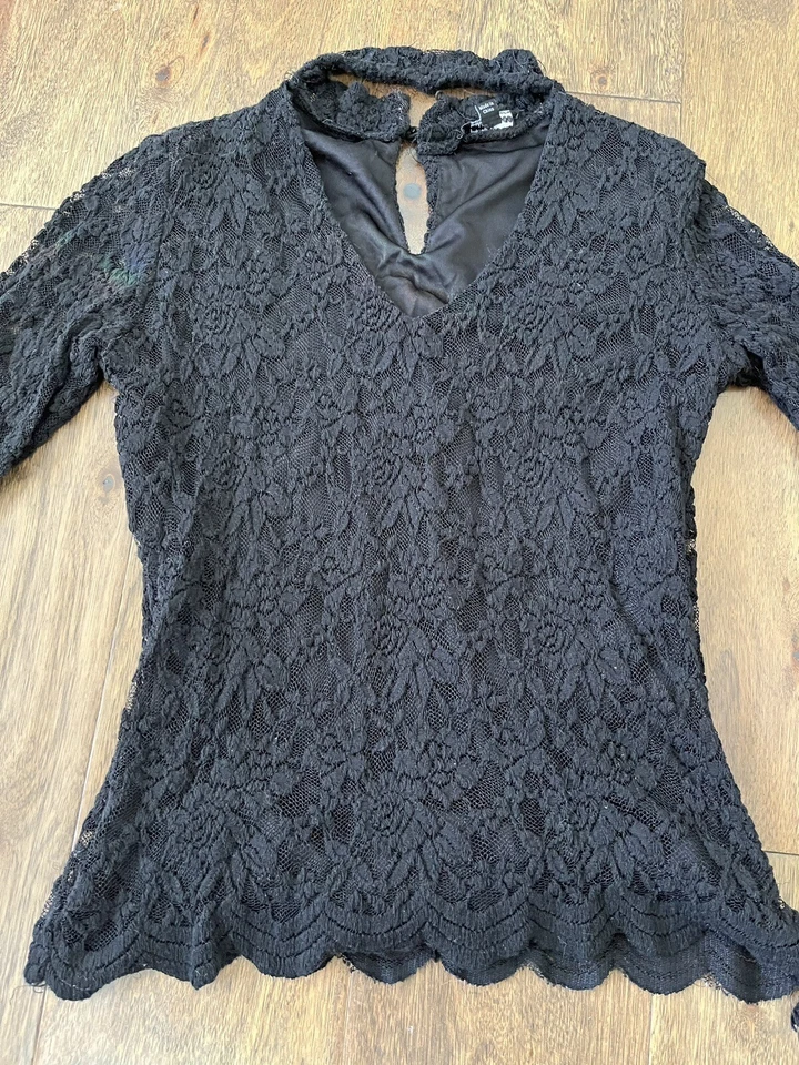 Blusa Gargantilla Ambiance Negra Encaje Manga Larga Cuello en V Volantes Talla Pequeña Foto 2 de 4