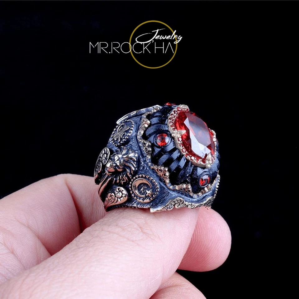 Anillo de hombre de plata de ley 925 con circón rojo, león melena en relieve, chapado en oro, hecho a mano Foto 3 de 4
