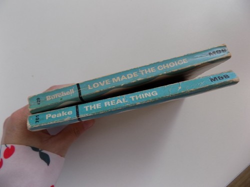 2 Vintage Mills & Boon Romance Paperback Books - Picture 6 of 6