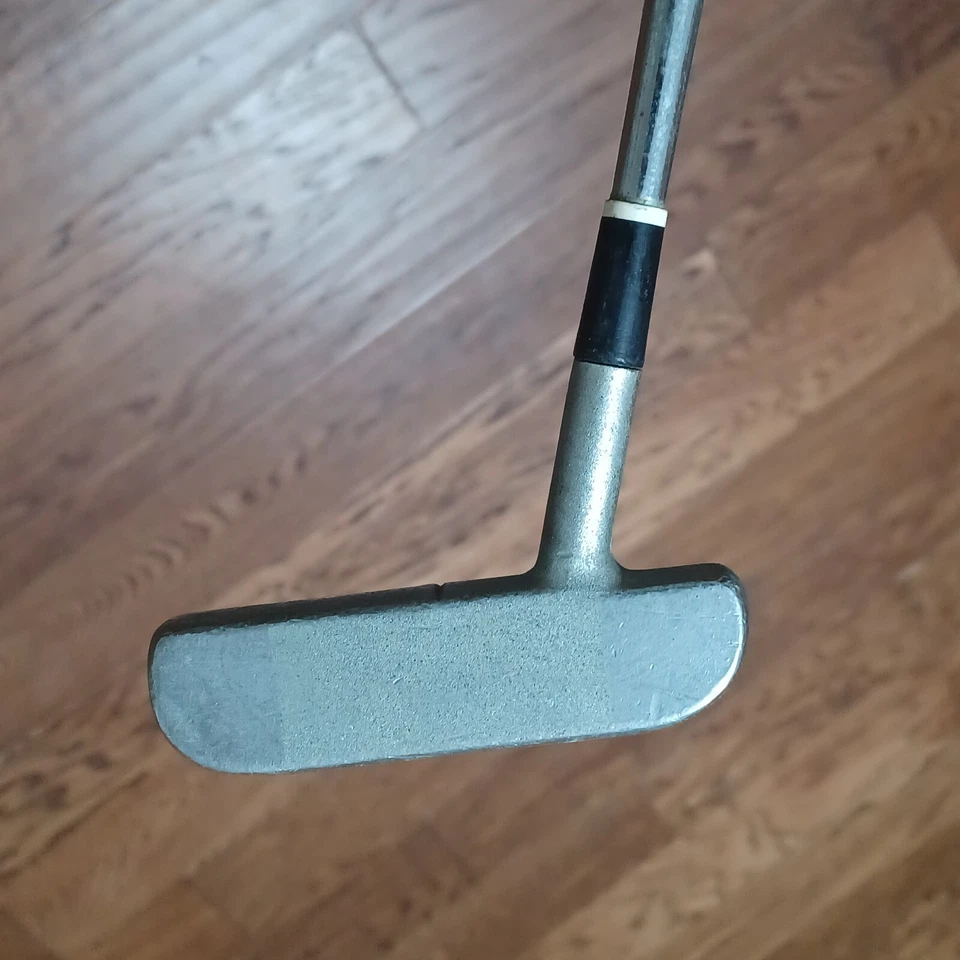 Putter Spalding Tournament Blade diestro 35,5 pulgadas eje de acero. Empuñadura original. Usado  Foto 3 de 4
