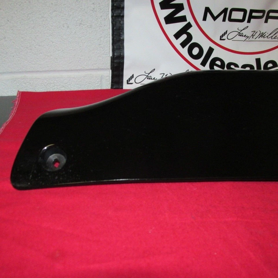 JEEP Grand Cherokee SRT Bumper Trailer Engate Acabamento Moldura Com Hardware NOVO FABRICANTE DE EQUIPAMENTO ORIGINAL MOPAR - Imagem 3 de 4