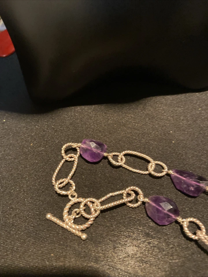 Collar de cadena tono plata con cuentas moradas facetadas | Declaración de cierre de palanca Foto 2 de 3