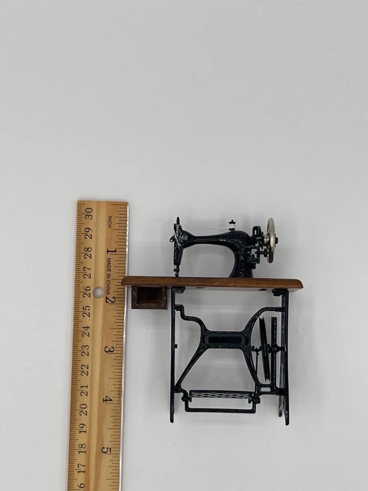 Máquina de coser caballete para casa de muñecas Heidi Ott Foto 3 de 4