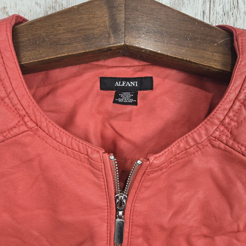 Chaqueta Alfani Para Mujer Talla Mediana Coral Moto Imitación Cuero Cremalleras Plateadas Foto 4 de 4