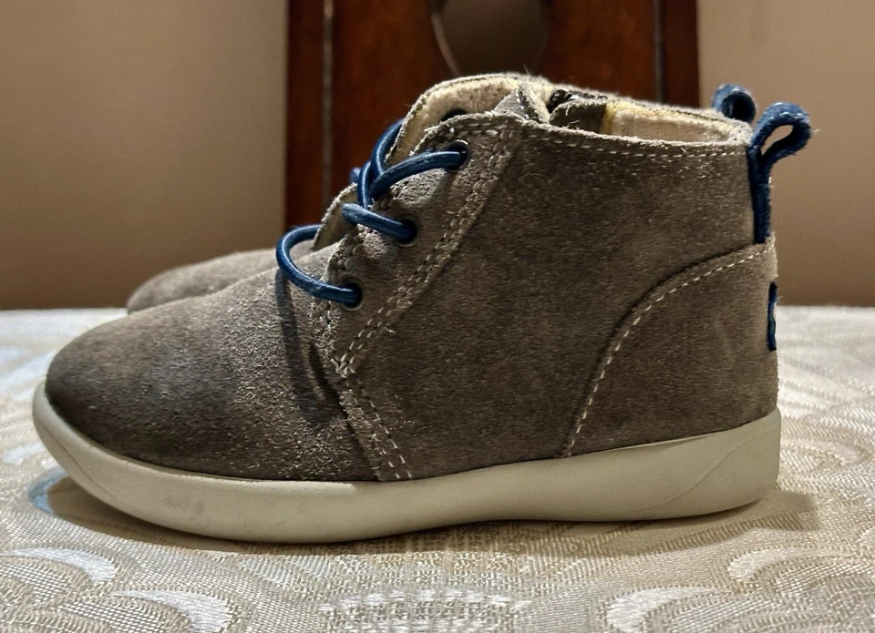 Botas UGG Australia canoa infantil tamanho EUA 9 cores cinza SN 1097114T - Imagem 2 de 4