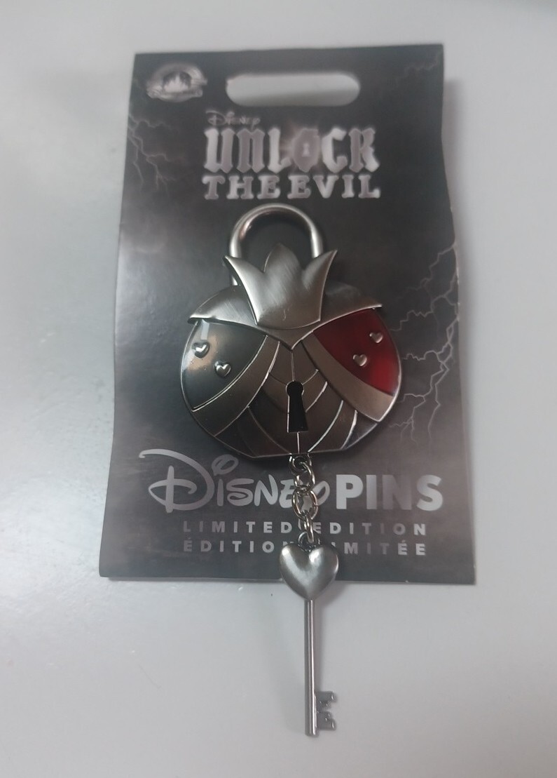 Disney Unlock The Evil Queen Of Hearts Pin LE 4000