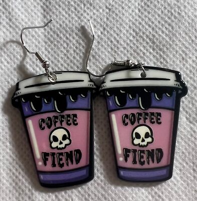 Ohrringe ''Coffee Fiend'' NEU GESCHENK Horror Acryl Hänger Haken lustig Koffeintasse