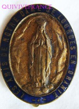RG956 - Badge Les Amis Of ND Lourdes IN Oran