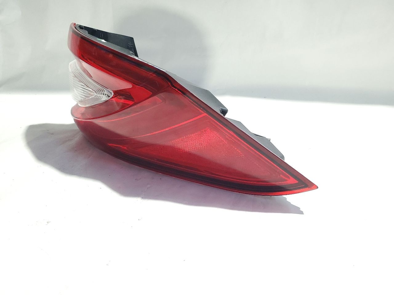 2017 2020 Maserati Levante OEM Left Rear Quarter Mounted Tail Light 20670102