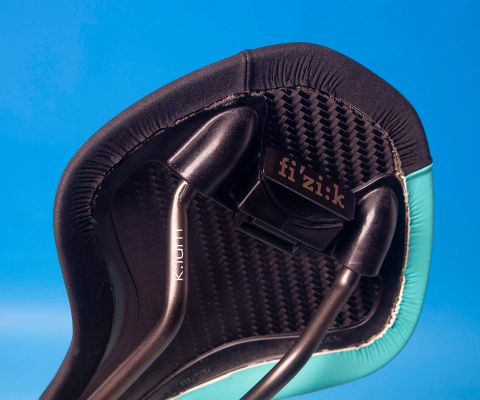 SELLA FIZIK ANTARES CARBON 272x 40mm 195 Grammi NERA + INSERTI CELESTE BIANCHI - Imagen 3 de 4