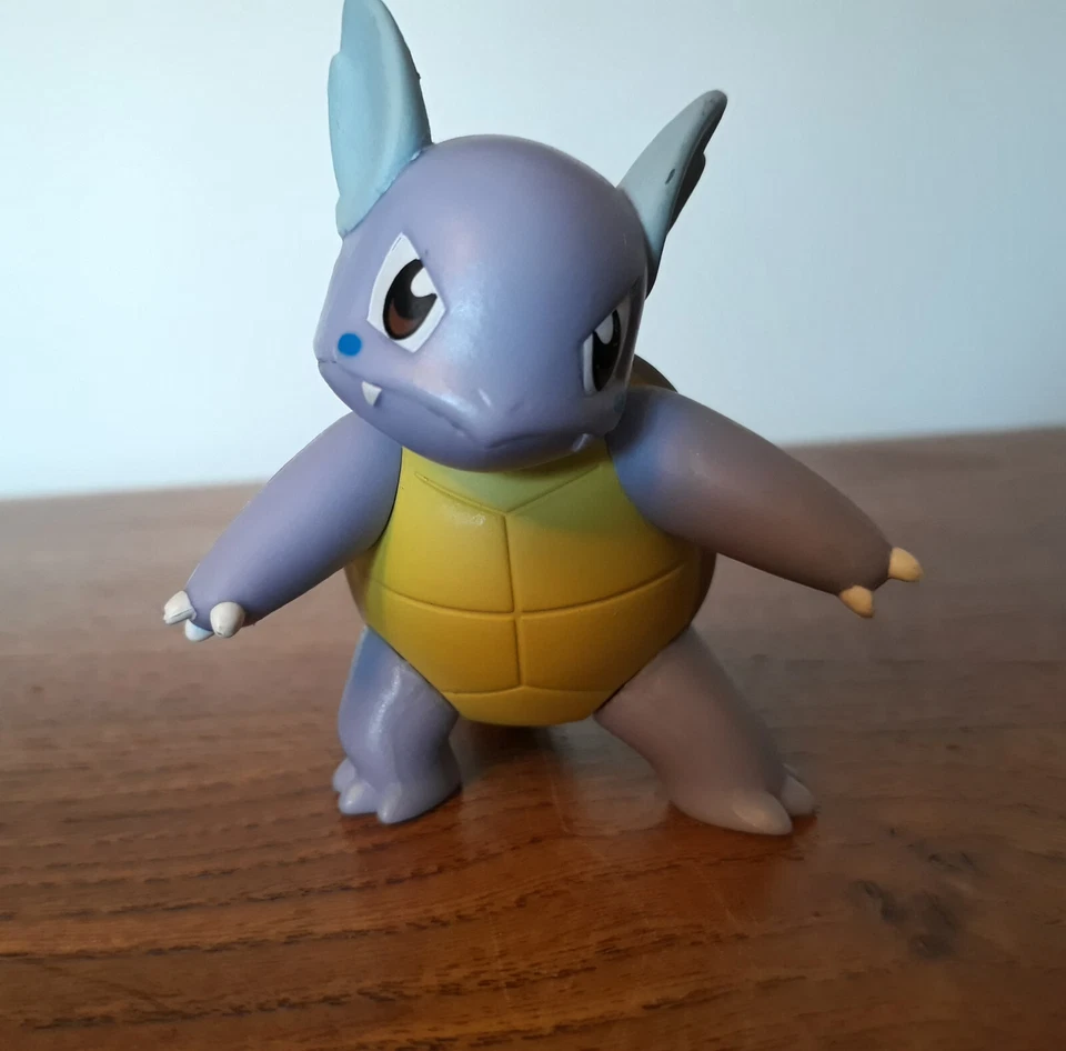 lot manga Pokémon noir et blanc + 3 figurines: Pokémon, Carbaffe et Boguérisse - Photo 4/4