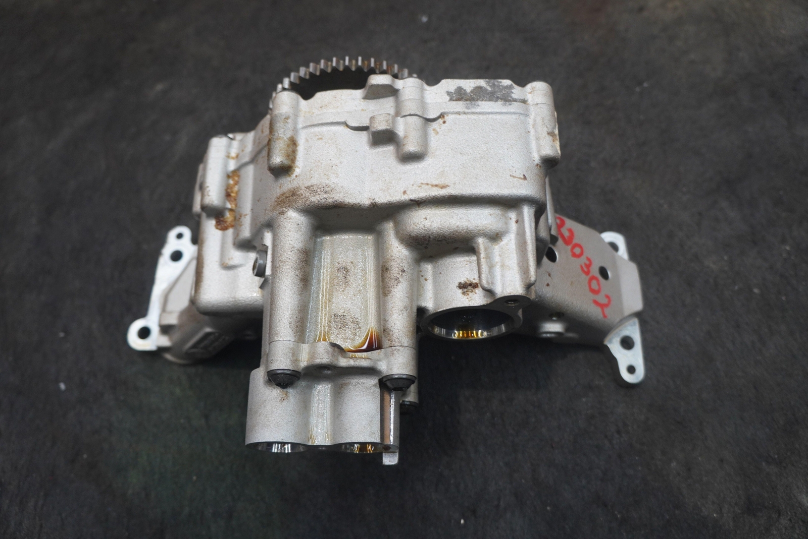 Engine Oil Pump Assembly 5.2L V12 HY53-6621-AB OEM Aston Martin DB11 2017