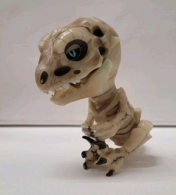 WowWee Fingerlings Doom Dinosaurier T-Rex BONEHEAD Skelett 5'' Spielzeug Batterien Inc 