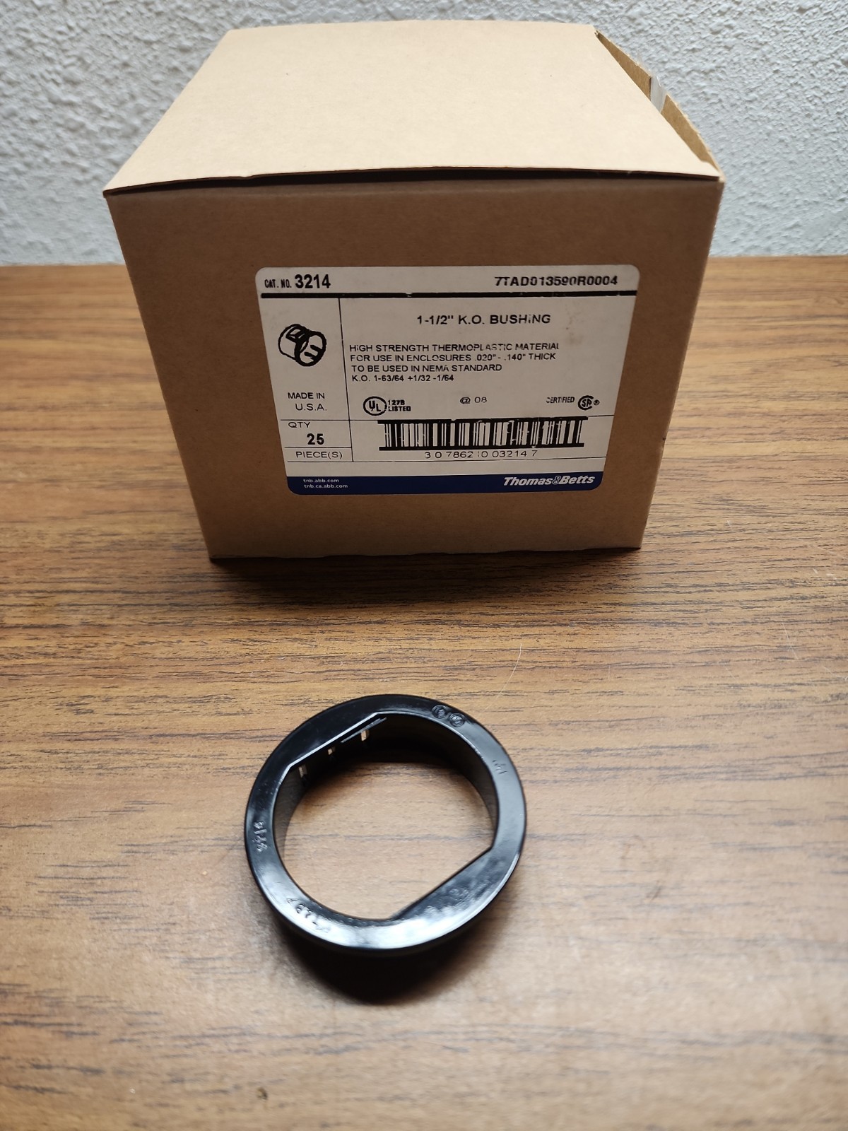 Thomas & Betts 3214 1-1/2" K.O. Bushing Thermoplastic, Box of 25