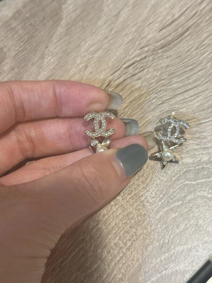 Pendientes de perlas de cristal auténticos de Chanel Foto 4 de 4