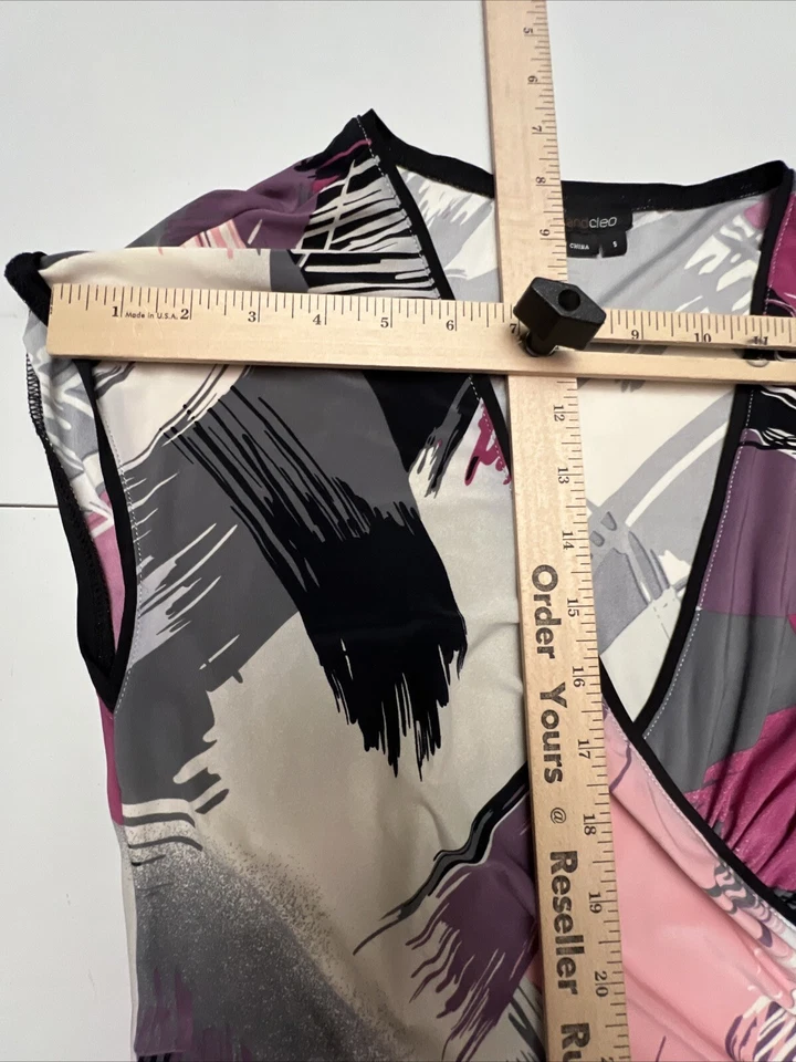 Max and Cleo 女式连衣裙小号人造裹身粉色梅子,灰色印花几何图案 — 第 2/4 张图片