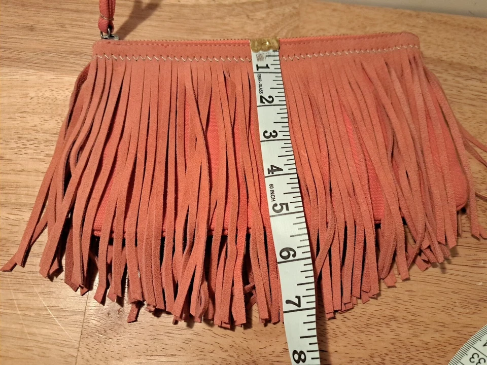 Bolso sin asas de muñeca de gamuza American Eagle Outfitters Aeo coral con flecos forrado con cremallera  Foto 3 de 4