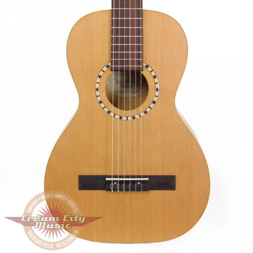 Brand New Art & Lutherie Ami Nylon Cedar Parlor Acoustic Guitar Natural w Gigbag - Afbeelding 1 van 10