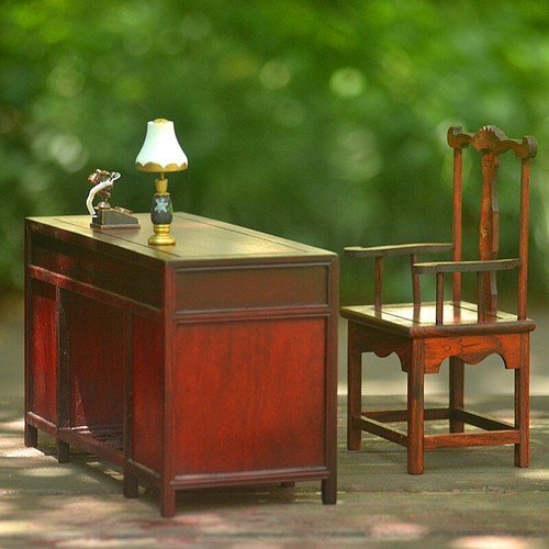 Classic House Miniature Red Solid Wood Furniture Model Mini Bed Recliner Frame - Picture 4 of 16