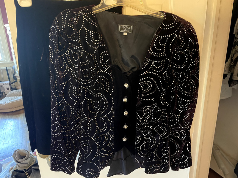 Ladies Velvet 2 piece suit by Cachet Bari Protas Size 7/8