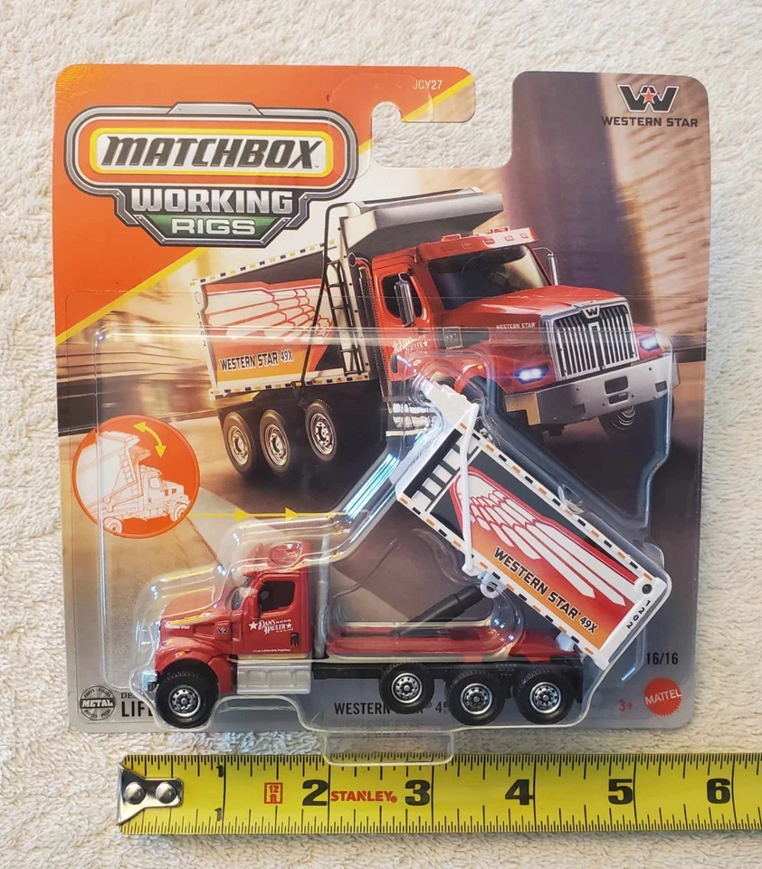 Matchbox 2025 Western Star 49X, rojo, comercial, camión volquete, plataformas de trabajo Foto 2 de 4