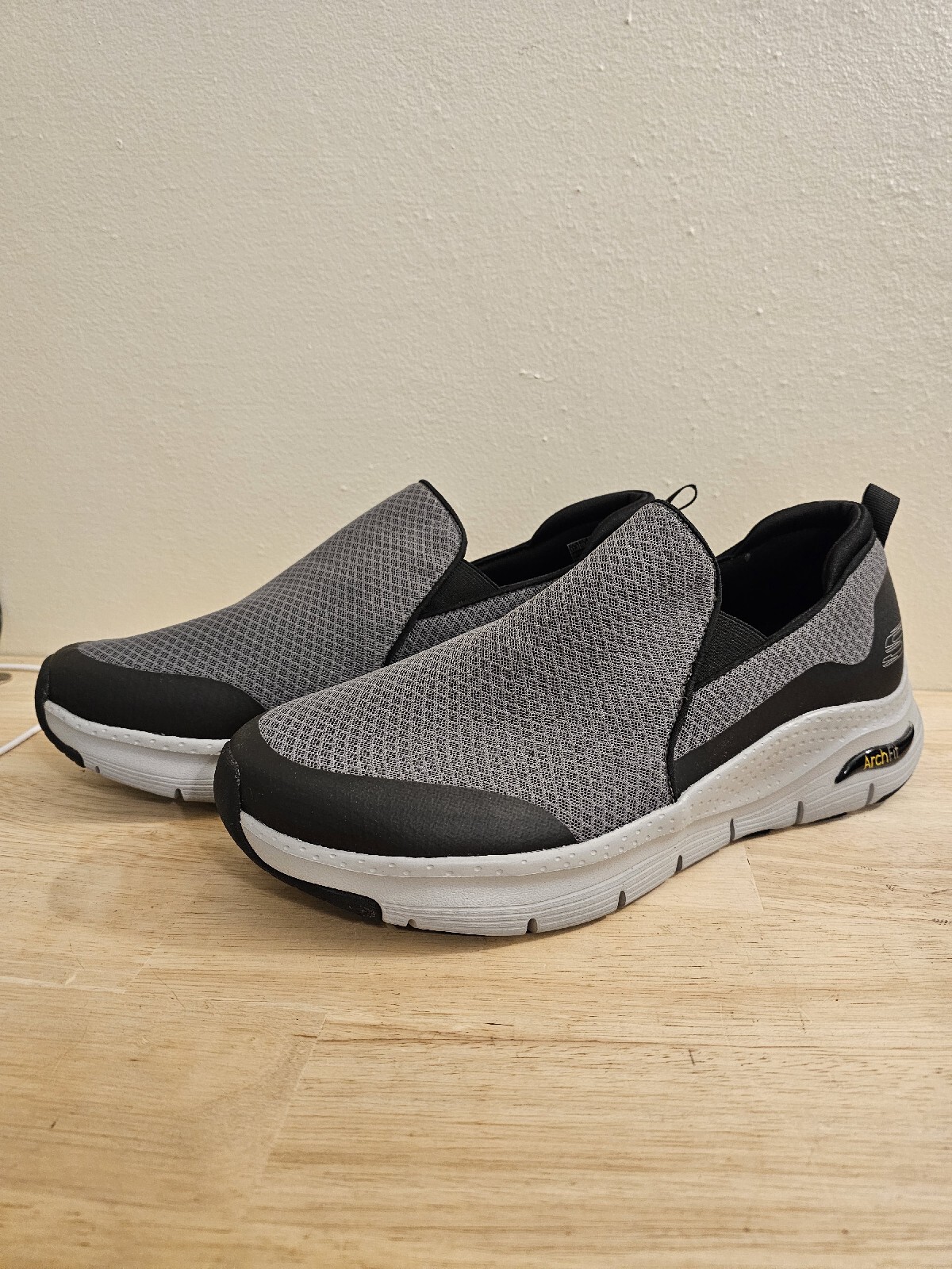 Skechers Air-Cooled Arch Fit Men’s Size 11.5 Gray / Black Slip On Sneakers NWT