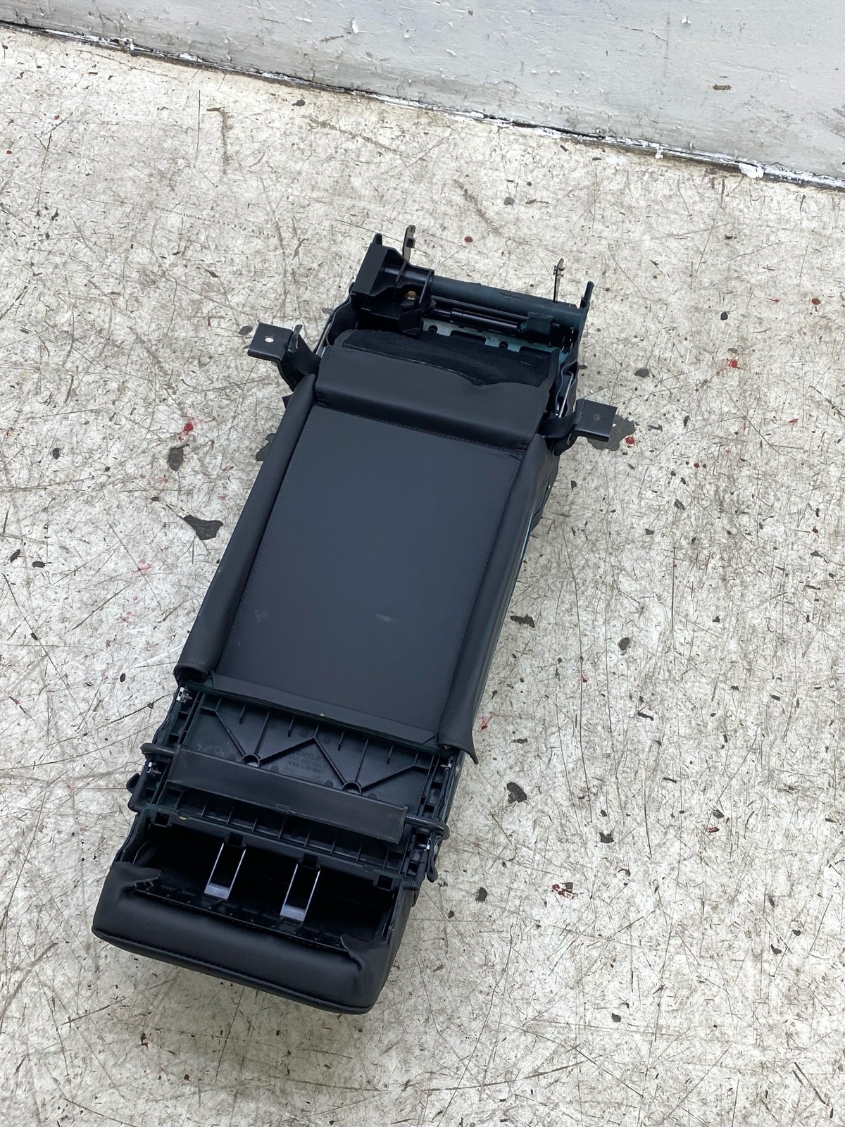 2013-2018 BENTLEY FLYING SPUR REAR CENTER CONSOLE ARMREST CUSHION BLACK LEATHER