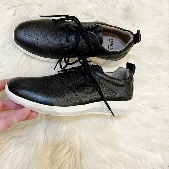 Tenis Earth Desire Flux de cuero perforado negro con cordones para mujer talla 6,5 M Foto 2 de 4