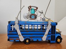Batalla épica con este juguete de autobús de batalla de 14" del popular videojuego Fortnite