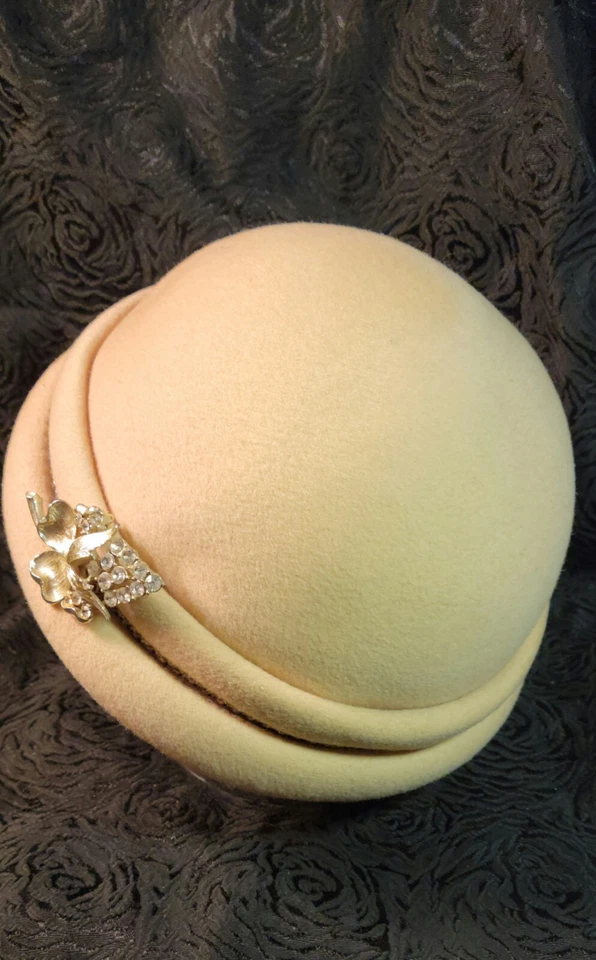 Sombrero Roy Halston Saks Fifth Avenue estrás y lana Cloche alrededor de 1960 Foto 3 de 4