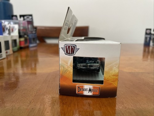 M2 PREMIUM EDITION 1968 PONTIAC FIREBIRD SPRINT R37 17-04 (1:64 SCALE) - Picture 5 of 6