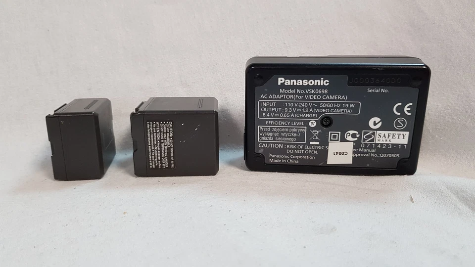 Panasonic hdc-sd700 FULL HD Video Camera Camcorder - W Charger & 2 batteries - Image 3 of 4