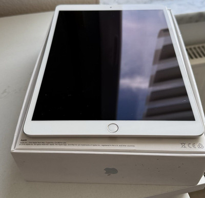 Apple iPad Air (3. Generation) 64GB, WLAN - Silber incl. Pen und Case und OVP