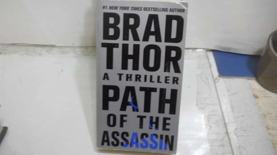 Lot of 6 Novels ~ Brad Thors & Others Action Thrill ( Tall Rack ) ~ Ships Boxed Foto 3 de 4