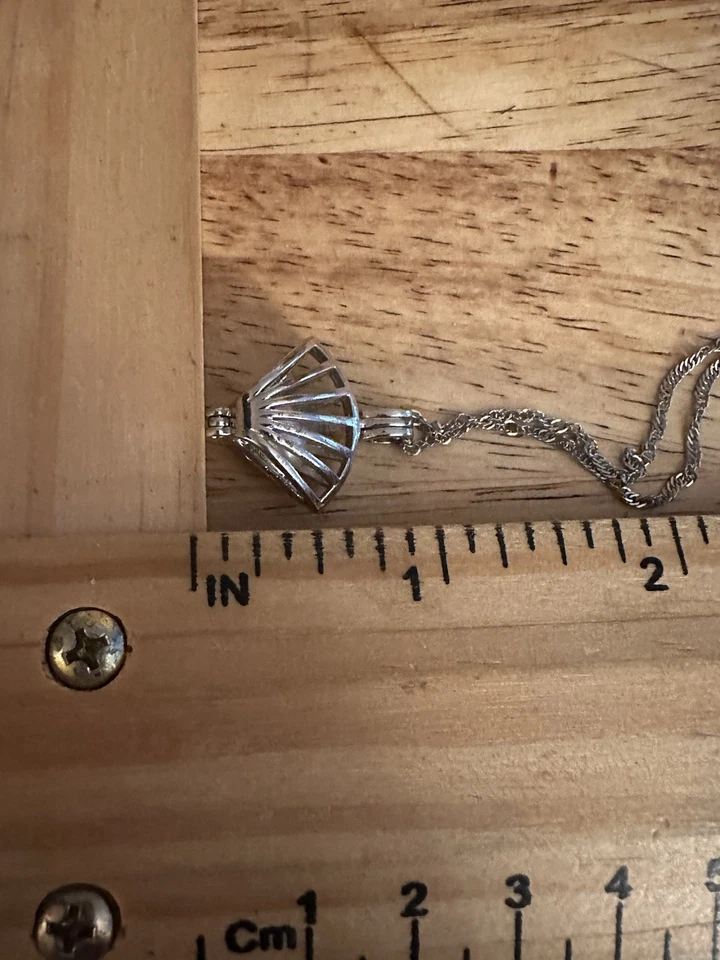 "Cáscara de almeja con colgante de collar de perlas con cadena de 16"" retorcida de oro blanco de 18 k GP" Foto 4 de 4