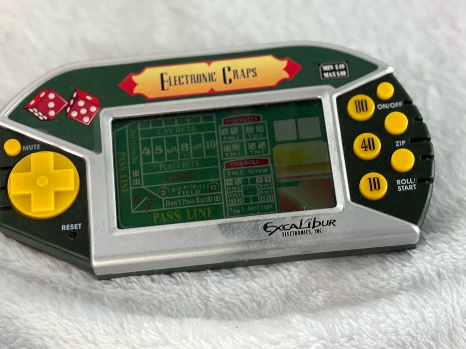 JUEGOS ELECTRÓNICOS PORTÁTILES VINTAGE AÑOS 80 RANURA FUNCIONA OTROS DOS NECESITA CUIDADO!!! Foto 4 de 4