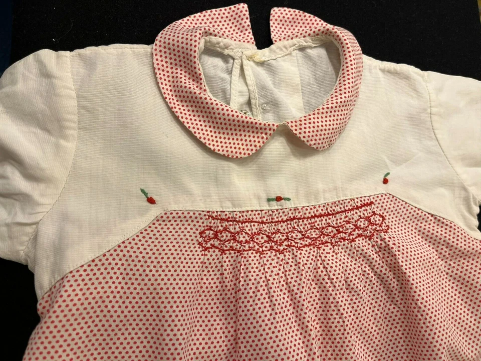 Mameluco de algodón vintage rojo y blanco hecho a mano con ribete bordado de 18" de largo Foto 3 de 3