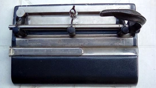 1990'S MASTER PRODUCTS HEAVY DUTY SOLID METAL 3 HOLE PAPER PUNCH SERIES 25