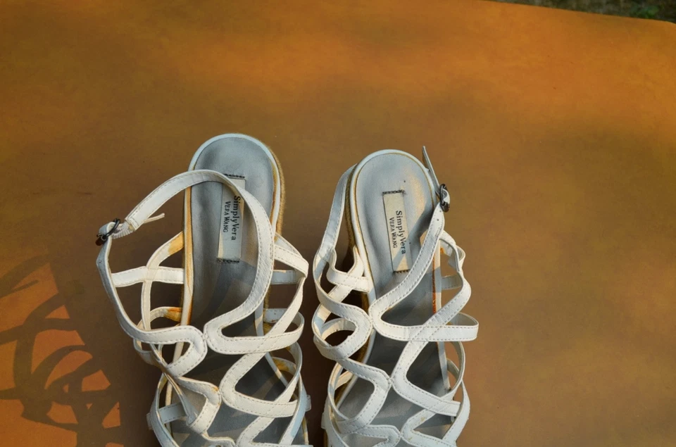 Vera Wang White Sandals - size 10M - Image 2 of 4
