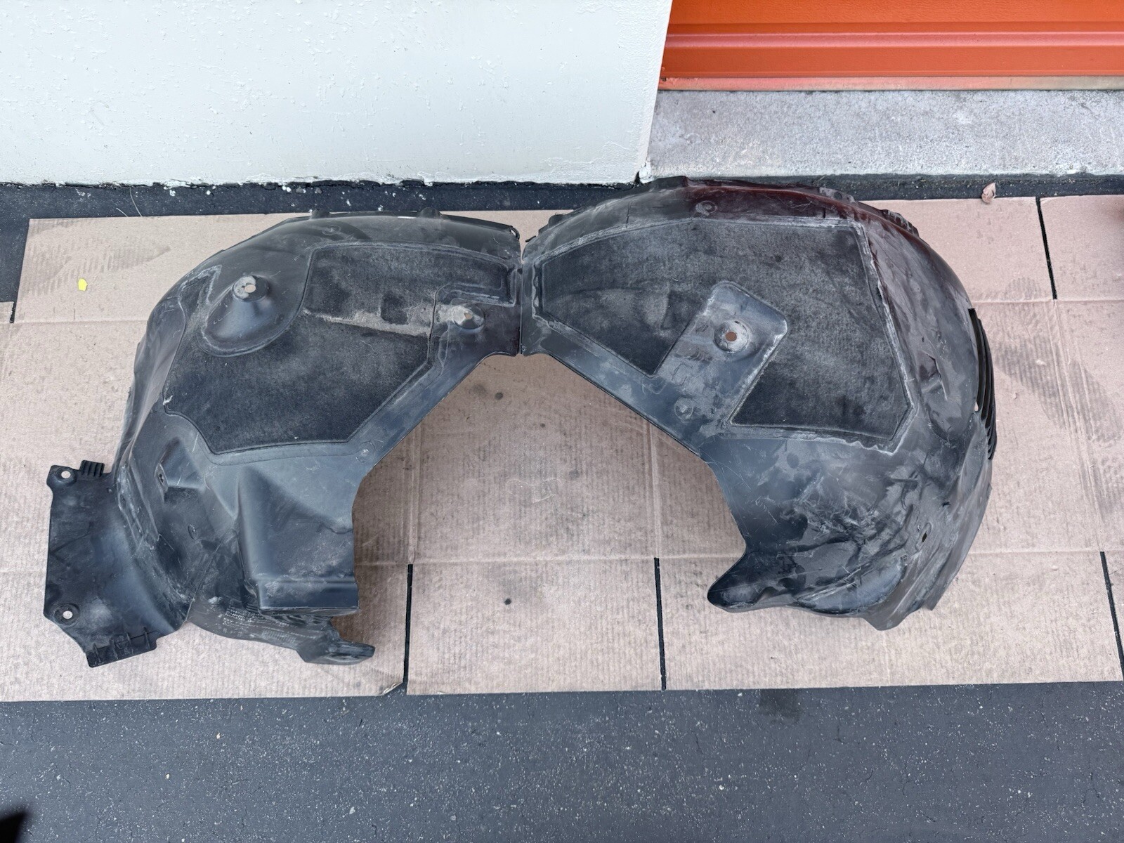 2020-2024 Tesla Model Y MY Front Left Wheel Fender Liner Splash Guard Assembly