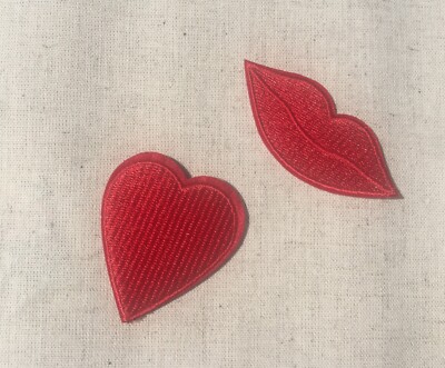 Rotes Herz und Lippen zum Aufbügeln Aufnähen voll bestickt Patch Applikationen Abzeichen