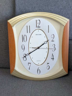 Rhythmus Holzoptik und Gold Quarz Wanduhr mit lautlosem Schwung TOP 