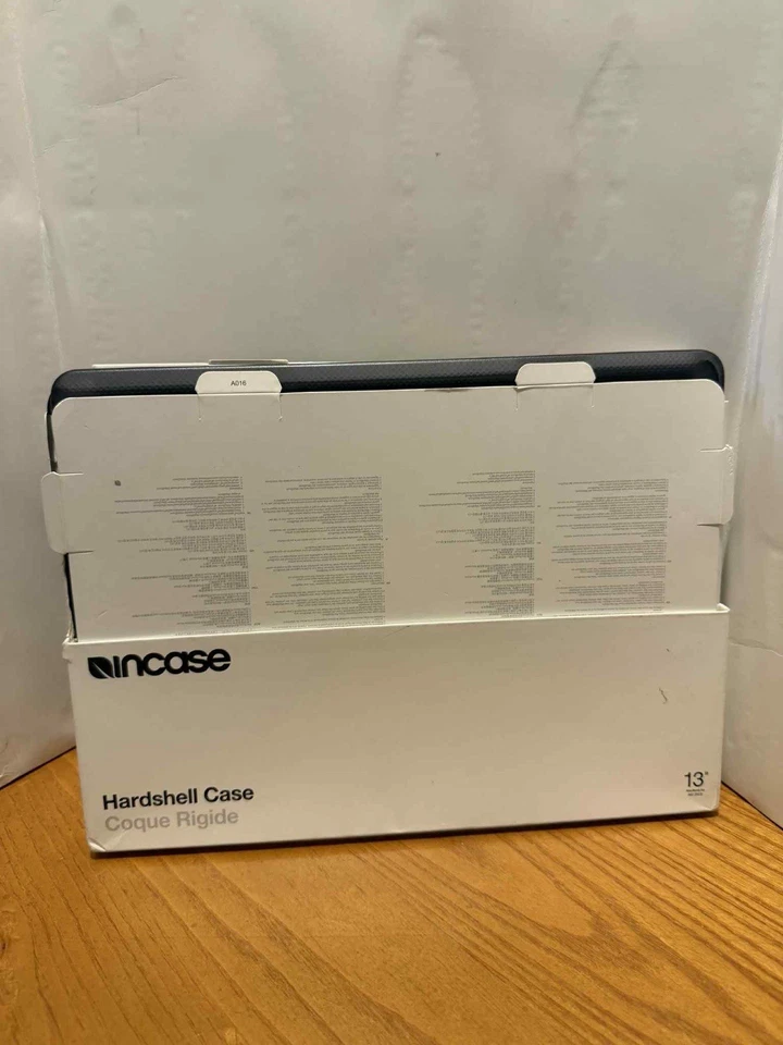 Incase Dots Hardshell with Makrolon- MacBook Air 13 inch Case - Image 4 of 4