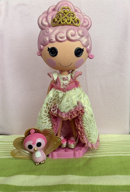 Lalaloopsy Goldie Luxe Doll with Pet, Clothes, & Stand – Gently Used