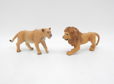 Safari Ltd. 290229 Angolischer Löwe - ca. 13 cm & 290329 Löwin - ca. 16 cm