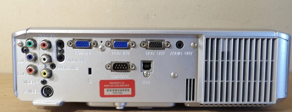 Hitachi CP-X260 Projector Beamer XGA 3LCD 2500 Lumens w/Cord - Image 4 of 4