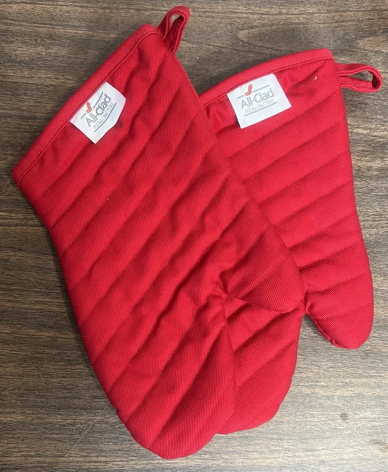 Полностью одетая пара 2 красных стеганых тканевых кухонных рукавицы для духовки винтажный набор сделано в США хлопок - Изображение 2 из 4