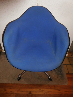 Vintage 11-21-72 Cool Electric Blue Eames/Herman Miller One Piece Chair 4 Wheels