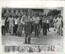 1959 Press Photo Fidel Castro supporters & soldier in Havana, Cuba - piw21472