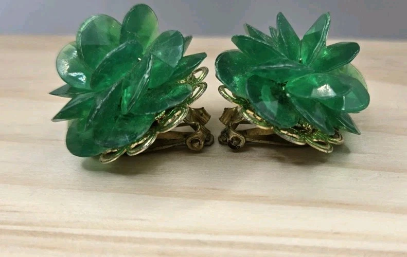 Vintage Green plastic cluster Clip On Earrings -A3 - Image 2 of 3